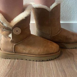 Womens Bailey Button II UGG boots size 8